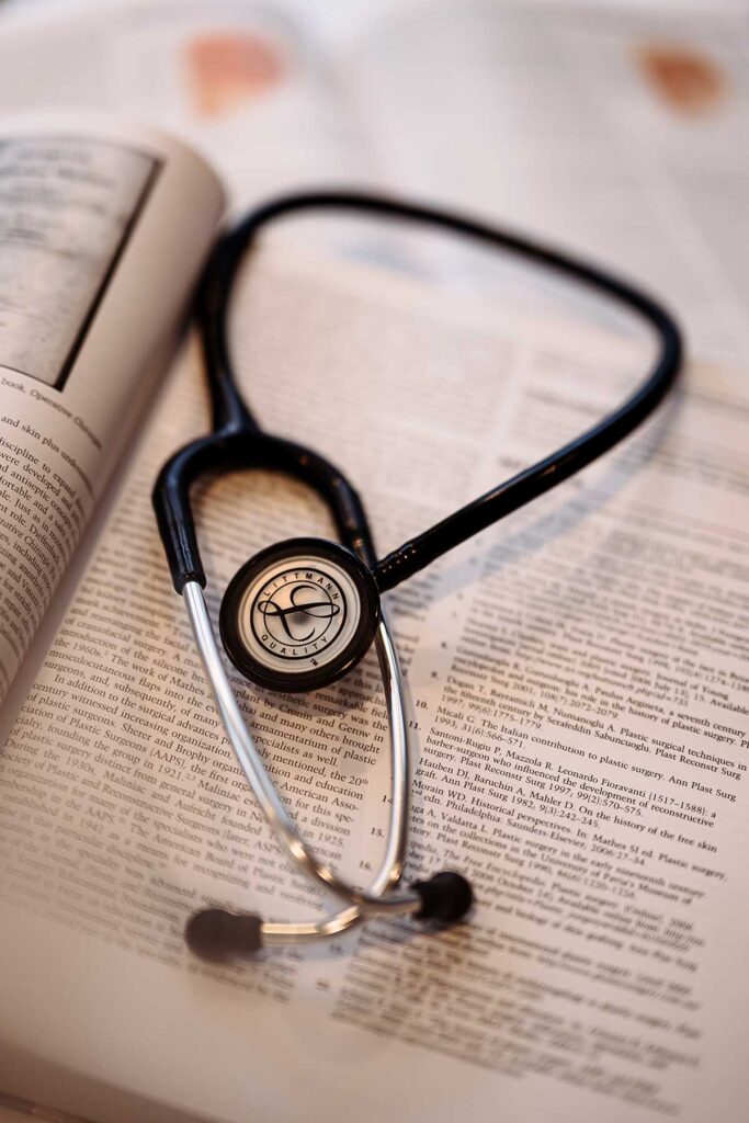 Stethoskop auf einem Medizin-Fachbuch